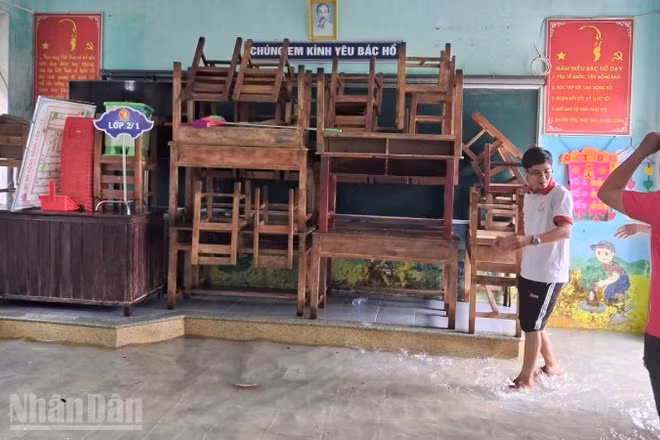 202 trường học ở Huế tạm đóng cửa để tránh mưa lụt.