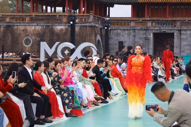 72 thí sinh tham gia cuộc thi sắc đẹp Miss Cosmo 2025 chiều nay đã sải bước trước Ngọ Môn Đại Nội Huế.
