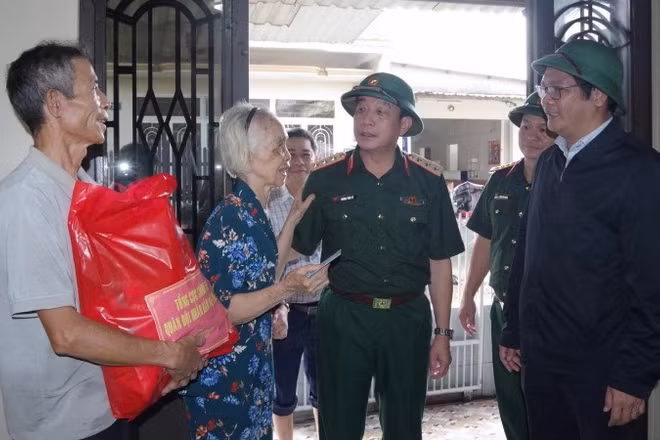 Thượng tướng Trương Thiên Tô, Phó Chủ nhiệm Tổng cục Chính trị thăm, động viên và tặng quà người dân bị ảnh hưởng mưa lũ tại thành phố Huế.