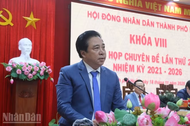 Đồng chí Nguyễn Khắc Toàn, Chủ tịch Ủy ban nhân dân thành phố Huế nhiệm kỳ 2021-2026 phát biểu nhận nhiệm vụ.