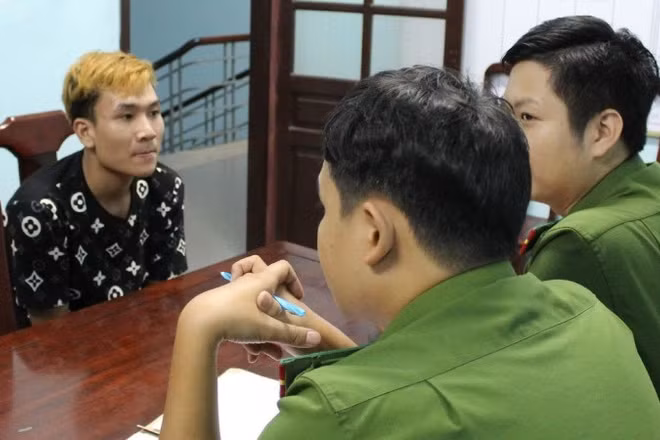 Nguyễn Anh Tuấn Vũ tại cơ quan điều tra. (Ảnh Công an cung cấp)