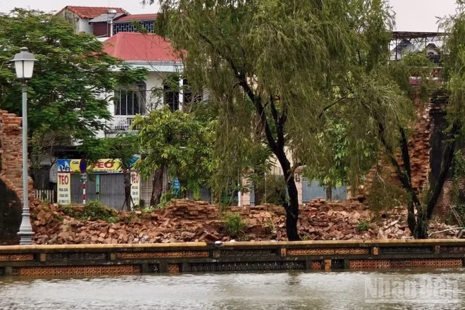 Đoạn tường thành bị đổ nên từ Đại Nội có thể nhìn thấy dãy nhà bên đường Đặng Thái Thân. 