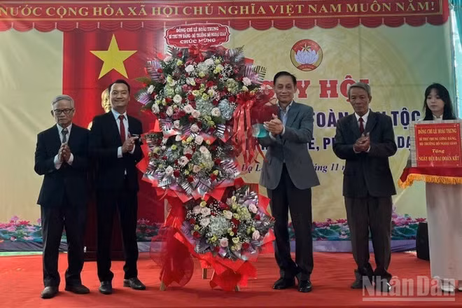 Đồng chí Lê Hoài Trung, Bí thư Trung ương Đảng tặng hoa, quà cho đại diện tổ dân phố Dạ Lê Chánh. 