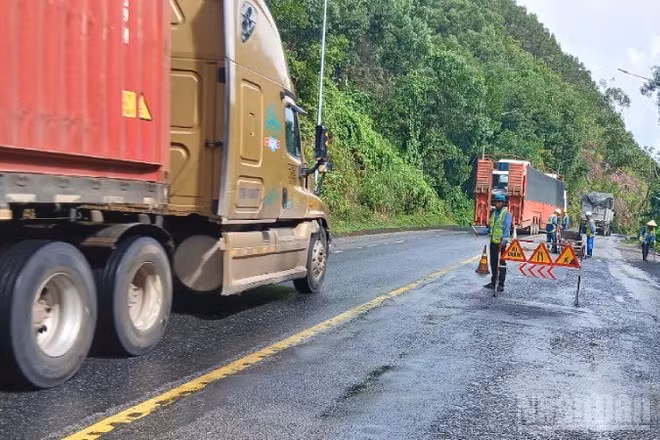 Đơn vị bảo trì đã cử lực lượng phân luồng, sửa chữa các điểm hư hỏng.