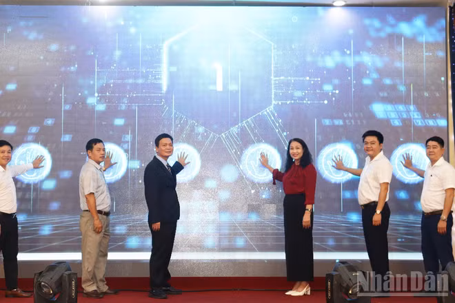 Các đại biểu thực hiện nghi thức phát động khóa tập huấn kỹ năng số trực tuyến năm 2026 trên cổng “Bình dân học vụ số”. (Ảnh: HIỂN CỪ)
