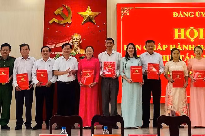 Bí thư Đảng ủy, Chủ tịch Hội đồng nhân dân xã Mộ Đức Nguyễn Phú Đức trao quyết định phân công các chi, đảng bộ phụ trách, theo dõi, giúp đỡ các thôn trên địa bàn xã. (Ảnh: VT).