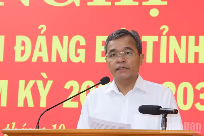 Ủy viên Trung ương Đảng, Bí thư Tỉnh ủy Quảng Ngãi Hồ Văn Niên phát biểu kết luận hội nghị. (Ảnh: HIỂN CỪ)