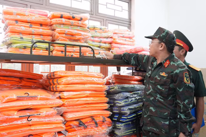 Đại tá Trần Hữu Ích kiểm tra kho vật chất dự trữ làm nhiệm vụ phòng, chống thiên tai-tìm kiếm cứu nạn tại Ban Chỉ huy quân sự xã Nghĩa Hành. (Ảnh: TD)