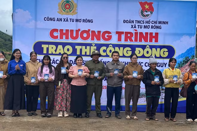 Trao thẻ an toàn cộng đồng cho người dân xã Tu Mơ Rông nằm trong vùng có nguy cơ sạt lở đất, lũ quét. (Ảnh: HIỂN CỪ)