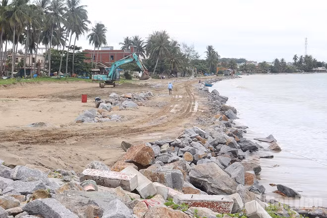 Công trình kè chống sạt lở bờ biển đoạn qua các thôn: An Vĩnh, Kỳ Xuyên (xã Tịnh Khê) xây dựng theo lệnh khẩn cấp. (Ảnh: HIỂN CỪ)