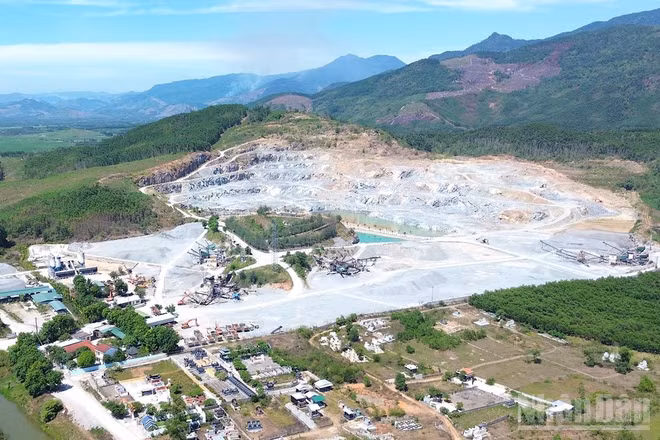 Mỏ đá An Hội tại xã Nghĩa Giang. (Ảnh: HIỂN CỪ) 