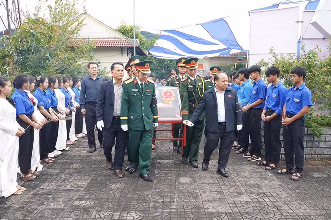 Lãnh đạo xã Tu Mơ Rông và Đăk Tờ Kan tiễn đưa hài cốt liệt sĩ A Ngõa về nơi an nghỉ cuối cùng. (Ảnh: BÁ THANH)
