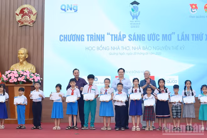 Lãnh đạo tỉnh Quảng Ngãi và đại diện Quỹ Học bổng Thắp sáng ước mơ trao học bổng cho các học sinh có hoàn cảnh khó khăn, vượt khó học giỏi ở Quảng Ngãi.