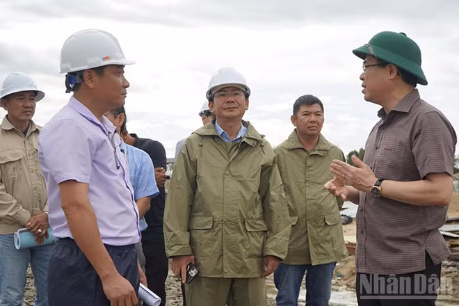 Chủ tịch Ủy ban nhân dân tỉnh Quảng Ngãi Nguyễn Hoàng Giang kiểm tra hiện trường thi công dự án nâng cấp, mở rộng khu neo đậu tránh trú bão kết hợp cảng cá Tịnh Hòa.