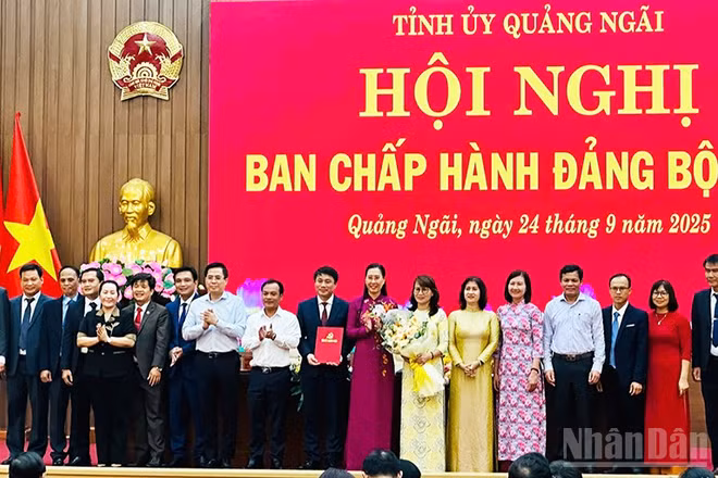 Lãnh đạo tỉnh Quảng Ngãi trao Quyết định của Ban Bí thư và tặng hoa chúc mừng tập thể Ủy ban Kiểm tra Tỉnh ủy Quảng Ngãi nhiệm kỳ 2025-2030.