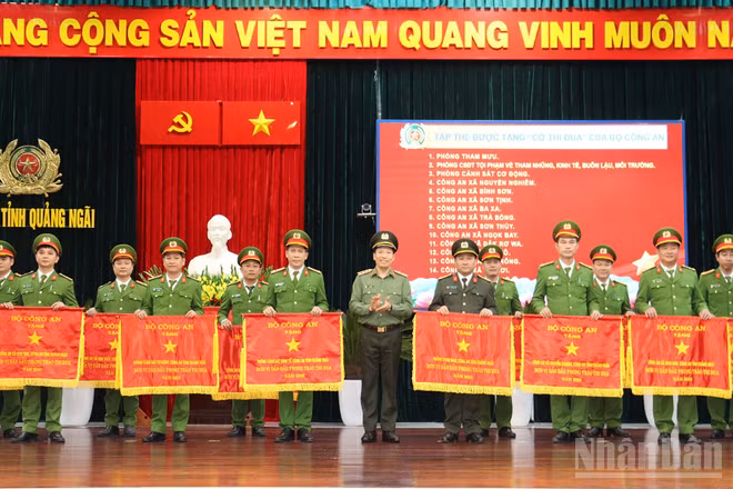 Thượng tướng Lê Văn Tuyến, Thứ trưởng Công an trao Cờ thi đua của Bộ Công an tặng cho các tập thể thuộc Công an tỉnh Quảng Ngãi có thành tích xuất sắc trong phong trào thi đua “Vì an ninh Tổ quốc” năm 2025.