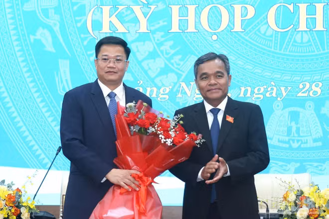 Đồng chí Hồ Văn Niên, Ủy viên Trung ương Đảng, Bí thư Tỉnh ủy Quảng Ngãi tặng hoa chúc mừng tân Chủ tịch Ủy ban nhân dân tỉnh Quảng Ngãi Nguyễn Đức Tâm.