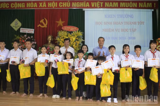 Trung tâm Nuôi dạy trẻ khuyết tật Võ Hồng Sơn khen thưởng trẻ khuyết tật hoàn thành tốt nhiệm vụ học tập.