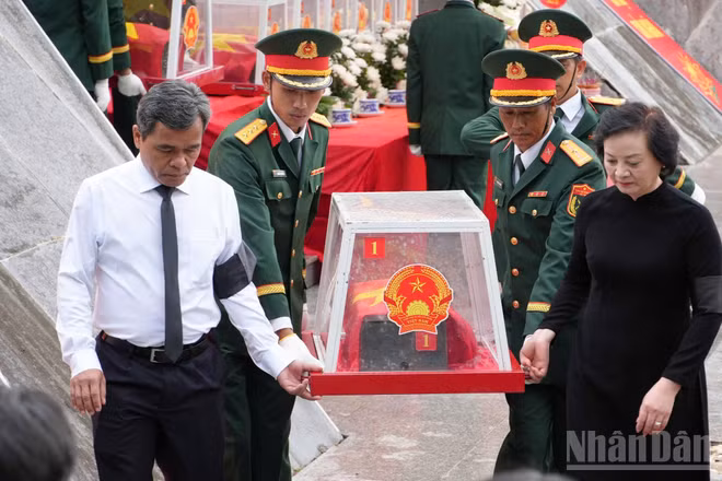 Phó Thủ tướng Phạm Thị Thanh Trà và Bí thư Tỉnh ủy Quảng Ngãi Hồ Văn Niên tiễn đưa hài cốt liệt sĩ đến nơi an nghỉ cuối cùng.