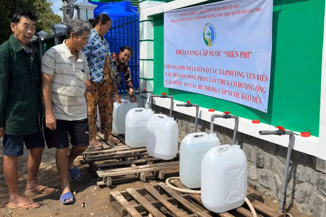 Người dân ven biển phường Vĩnh Châu được cung cấp nước sạch miễn phí mùa khô hạn.