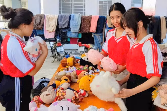 Các nữ sinh mang thú nhồi bông đến tặng Cửa hàng 0 đồng.