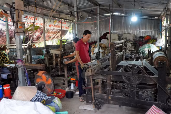 Người dân xã Long Khánh tỉnh Đồng Tháp dệt khăn choàng.