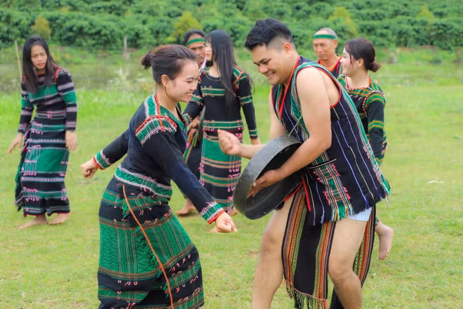 Không dừng lại ở niềm đam mê cá nhân, nhiều bạn trẻ tại Thuận An còn biết cách tổ chức, kết nối để đưa văn hóa truyền thống đến gần hơn với cộng đồng.