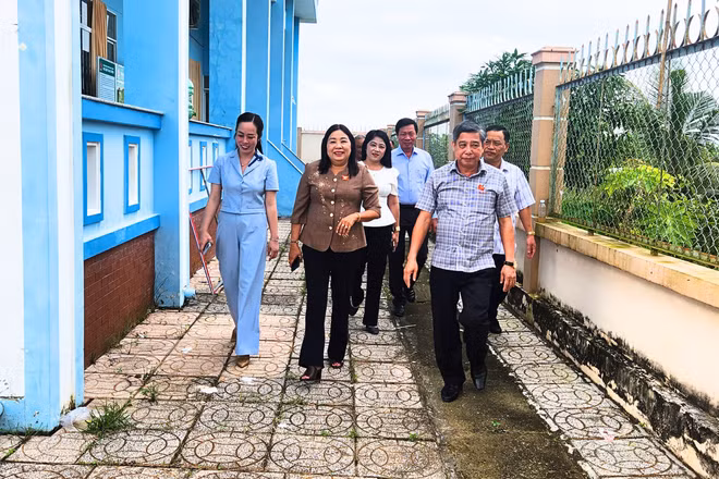 Đoàn lãnh đạo Hội đồng nhân dân thành phố Cần Thơ khảo sát thực tế địa phương thực hiện Chương trình mục tiêu quốc gia xây dựng nông thôn mới tại xã Vĩnh Thuận Đông.