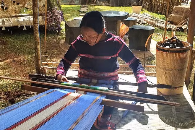 Người Jrai bảo tồn nghề dệt thổ cẩm để quảng bá, hút khách du lịch.