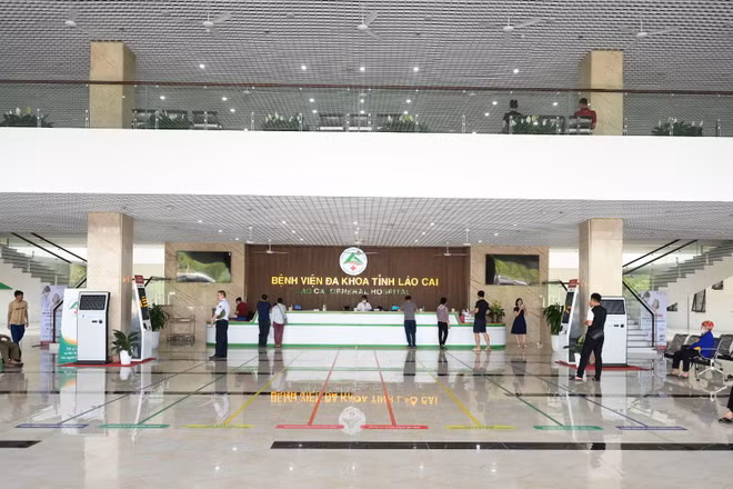 Khu vực đón tiếp bệnh nhân tại Bệnh viện đa khoa tỉnh Lào Cai được bố trí thông thoáng, hiện đại.