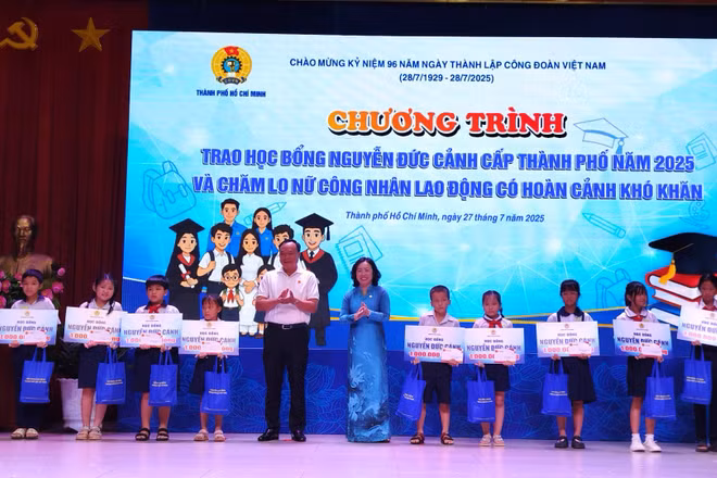 Phó Chủ tịch Thường trực Tổng Liên đoàn Lao động Việt Nam Thái Thu Xương trao học bổng Nguyễn Đức Cảnh cho các cháu học sinh con công nhân lao động vượt khó, học giỏi.