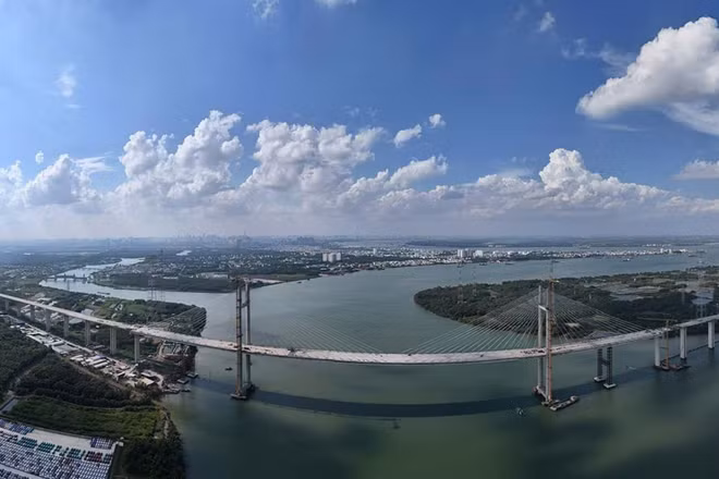 Công trình cao tốc Bến Lức-Long Thành dần hoàn thiện, giúp kết nối liền mạch khu vực Đông và Tây Nam Bộ tạo sự thông thương đi lại, phát triển kinh tế-xã hội cho vùng.