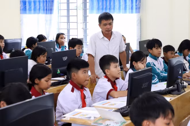 Trường THCS Phan Chu Trinh được bố trí 5,6 tỷ đồng từ Chương trình 1719 để xây dựng dãy phòng học bộ môn và được trang bị đầy đủ thiết bị, hạ tầng kỹ thuật.
