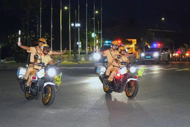 Tuần tra giao thông bảo vệ an ninh trật tự đường phố.