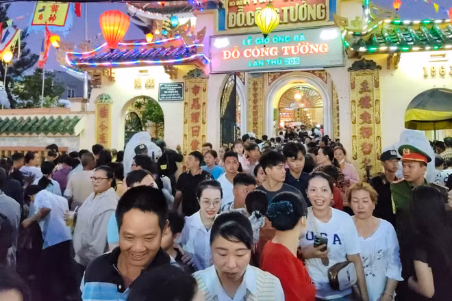 Những ngày lễ hội, trước Đền thờ Ông, bà Đỗ Công Tường luôn đông người.