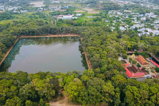 Khuôn viên ao Bà Om, phường Nguyệt Hóa, rợp bóng cây xanh. 