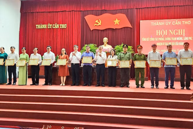15 tập thể, 20 cá nhân đã có thành tích tiêu biểu trong theo dõi, tham mưu và thực hiện công tác phòng, chống tham nhũng, lãng phí, tiêu cực trên địa bàn thành phố Cần Thơ.