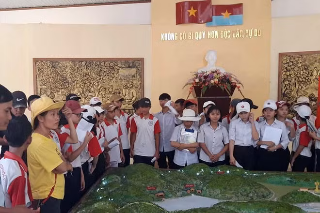 Thế hệ trẻ Lâm Đồng và du khách tham quan phòng truyền thống Khu di tích lịch sử cách mạng Khu VI - Cát Tiên.