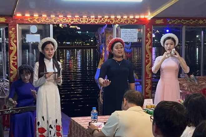 Ca Huế diễn trên sông Hương. (Ảnh: QUANG TÁM)