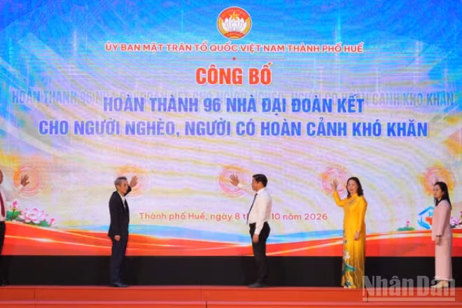 Tại Lễ phát động, Ủy ban Mặt trận Tổ quốc Việt Nam thành phố Huế đã công bố hoàn thành 96 nhà đại đoàn kết cho người nghèo, người có hoàn cảnh khó khăn. (Ảnh: Q.T)
