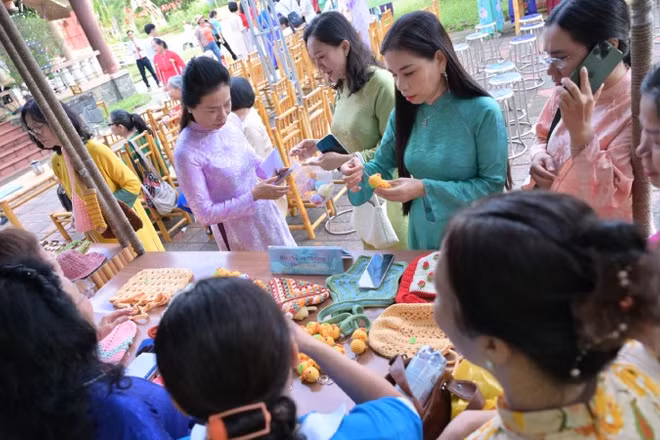 Sản phẩm của Câu lạc bộ phụ nữ khuyết tật phường Thanh Thủy đã gây chú ý đối với khách dự lễ. (Ảnh: Q.T)