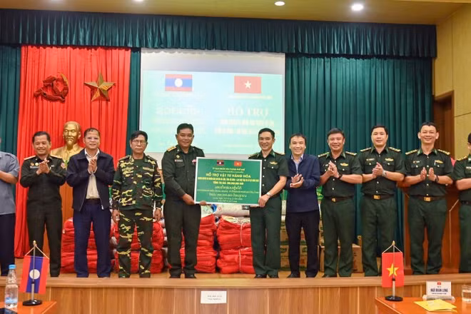 Thành phố Huế hỗ trợ 300 triệu đồng, gồm 5 tấn gạo, vật tư, hàng hóa và nhu yếu phẩm thiết yếu cho chính quyền và nhân dân huyện Kà Lừm, tỉnh Sê Kông (Lào). (Ảnh: Bộ đội biên phòng Huế)