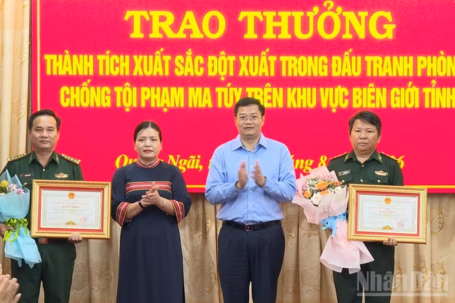 Lãnh đạo Ủy ban nhân dân tỉnh Quảng Ngãi trao Bằng khen cho 2 tập thể có thành tích xuất sắc trong vụ bắt giữ các đối tượng vận chuyển trái phép hơn 28,5kg ma túy tại địa bàn xã biên giới Dục Nông. (Ảnh: HIỂN CỪ)