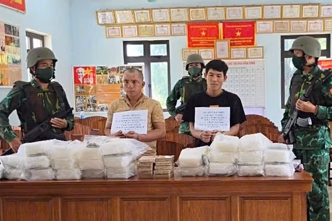 Đối tượng Nguyễn Phi Long và Nguyễn Nhất Nhơn bị bắt cùng tang vật. (Ảnh: Ban Chỉ huy Bộ đội biên phòng tỉnh Quảng Ngãi)