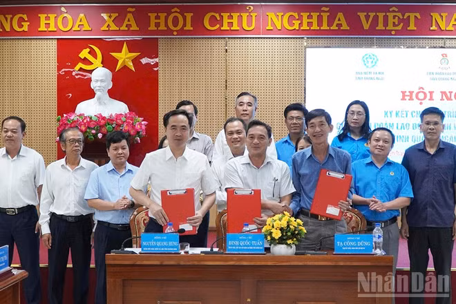 Lãnh đạo Liên đoàn Lao động tỉnh Quảng Ngãi, Bảo hiểm xã hội tỉnh và Sở Nội vụ ký kết chương trình phối hợp giai đoạn 2026-2030. (Ảnh: HIỂN CỪ) 
