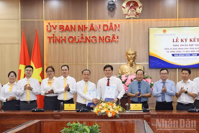 Lãnh đạo tỉnh Quảng Ngãi và Tổng công ty Bưu điện Việt Nam ký kết thỏa thuận hợp tác giai đoạn 2026-2030. (Ảnh: HIỂN CỪ)