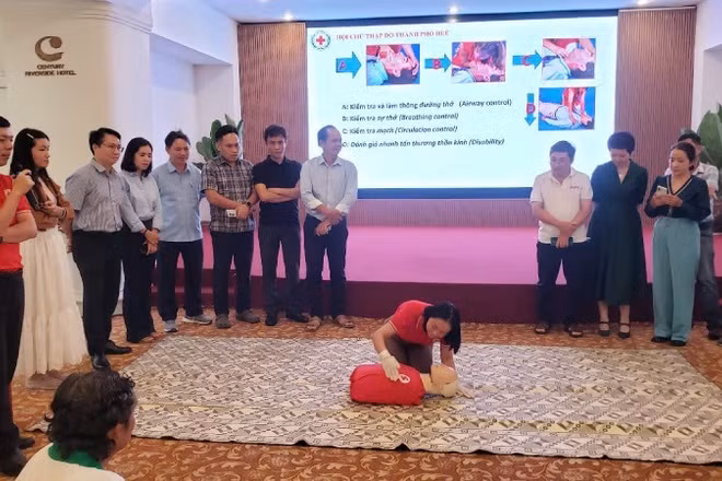 Các nhà báo được tập huấn kỹ năng tác nghiệp an toàn trong thiên tai.