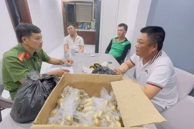 Cơ quan Công an lấy lời khai các đối tượng.