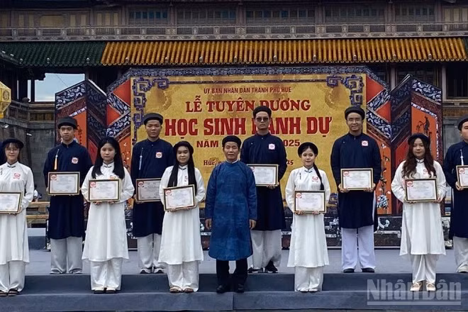 384 học sinh tiêu biểu ở Huế được vinh danh "Học sinh tiêu biểu toàn trường".