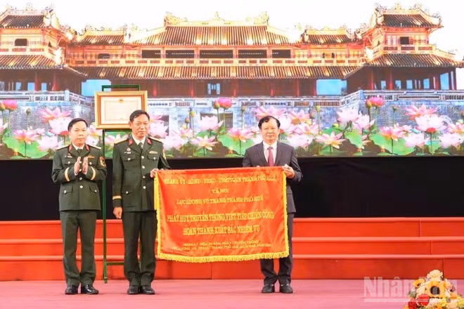 Bí thư Thành ủy Huế tặng bức trướng có dòng chữ “Phát huy truyền thống, viết tiếp chiến công, hoàn thành xuất sắc nhiệm vụ” cho lực lượng vũ trang thành phố Huế.